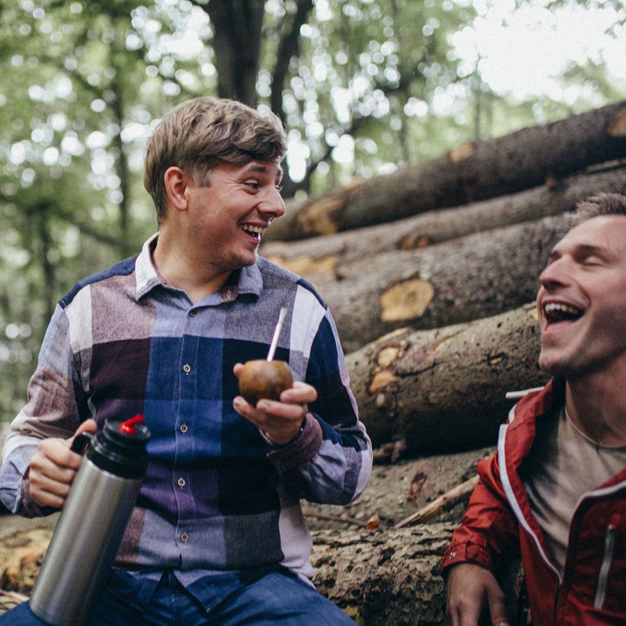 caámate bio yerba mate tee trinken im wald