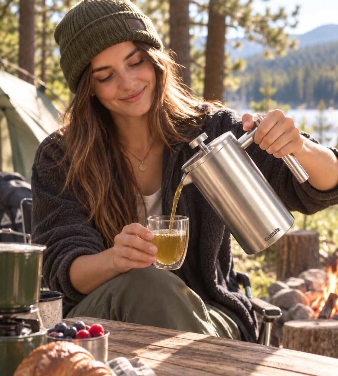 Camping am See mit French Press Matetee caámate