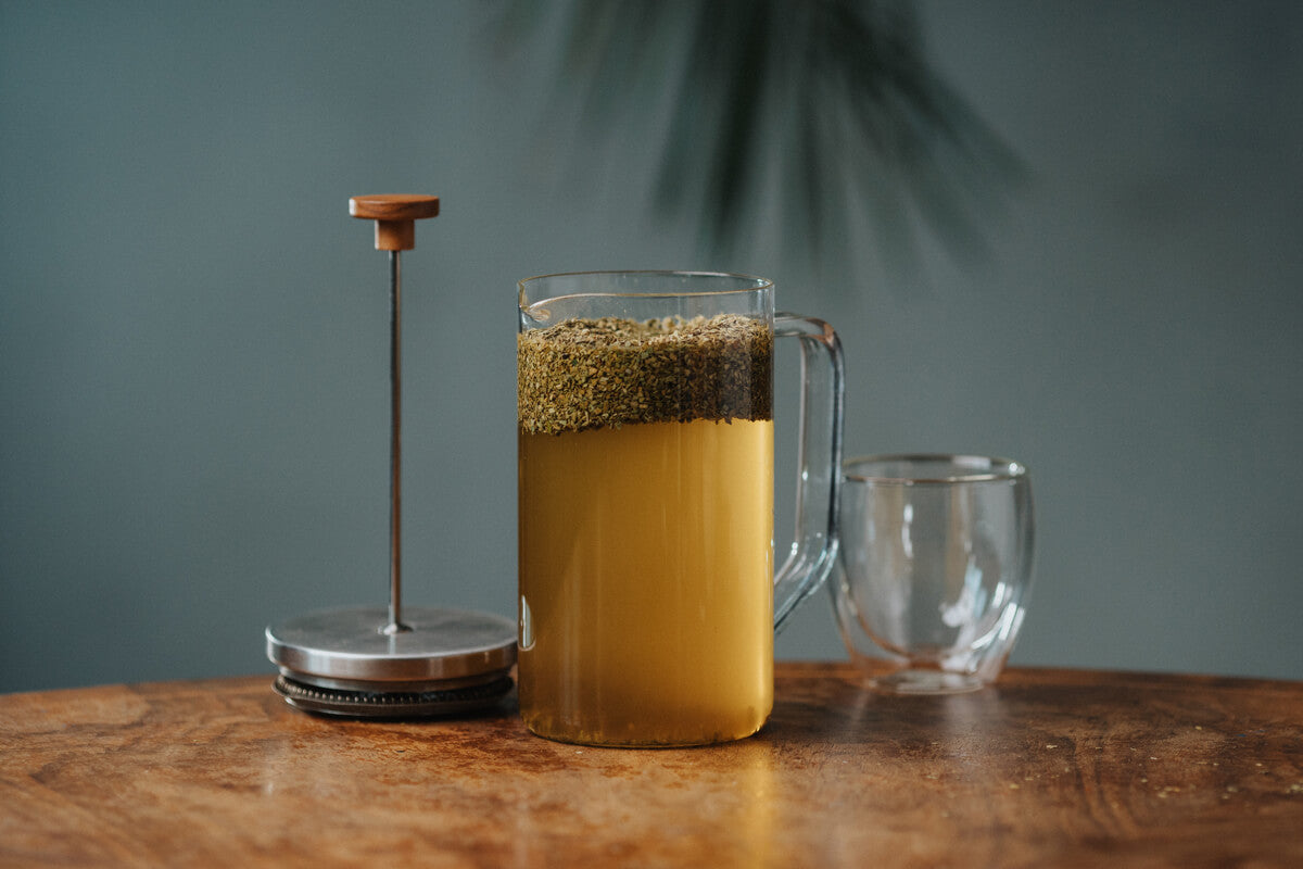 French press Mate Tee schwimmt oben